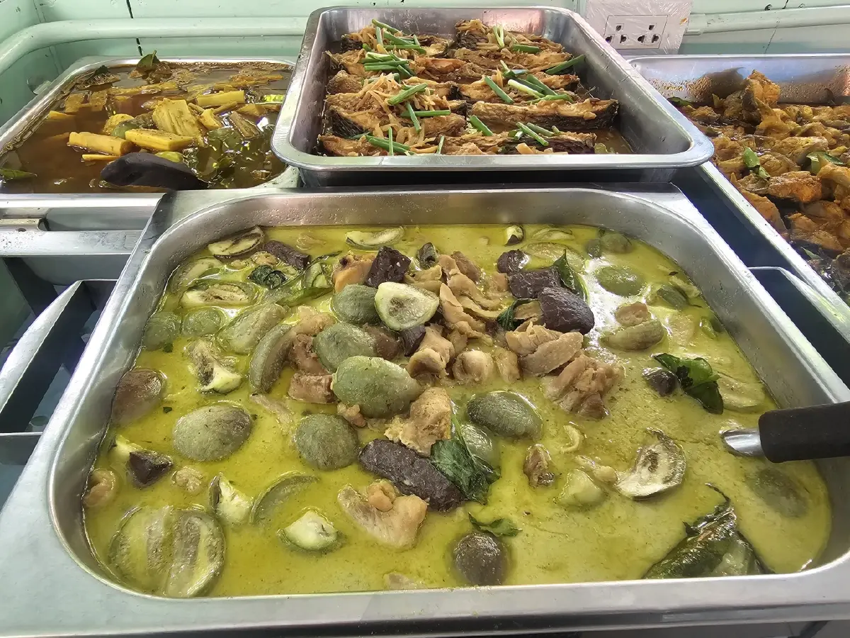 ‘บุฟเฟ่ต์ข้าวแกง' อร่อยคุ้ม 159 บาท ที่ 'ร้านครัวกลางกรุง'