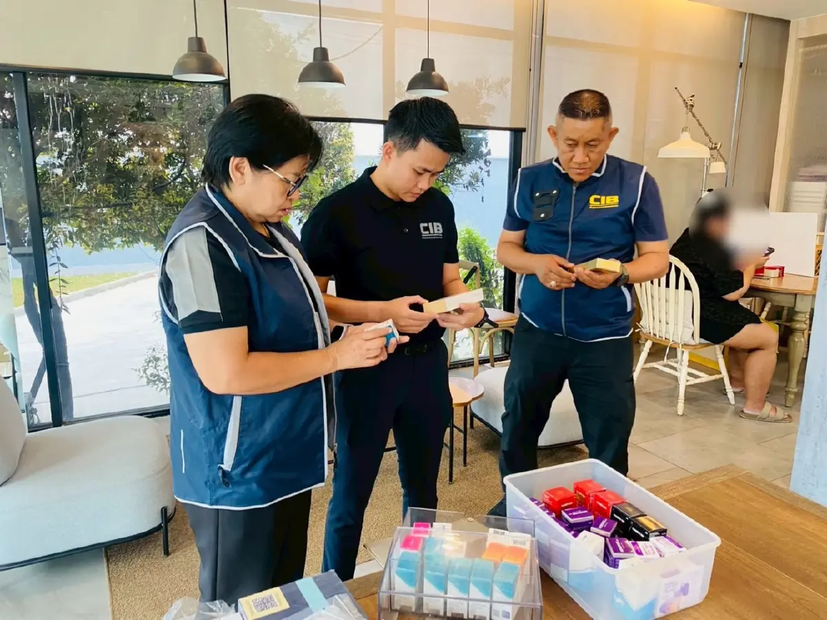 บุกคาเฟ่ตรวจค้น โบท็อก-ฟิลเลอร์ ส่งขายคลินิกทั่วประเทศ ฟัน 4 ข้อหา