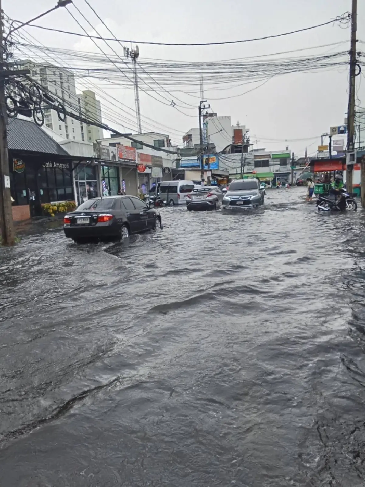 น้ำท่วมแล้ว บางเขน กทม. ฝนตกหนัก น้ำรอการระบาย เตือนฝนชุดใหญ่อีก