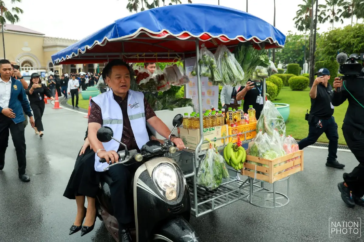 ‘อนุทิน’ ควง ‘ศุภจี’ ซ้อนท้ายสามล้อพ่วงข้าง เปิดงาน ‘ไทยช่วยไทย’