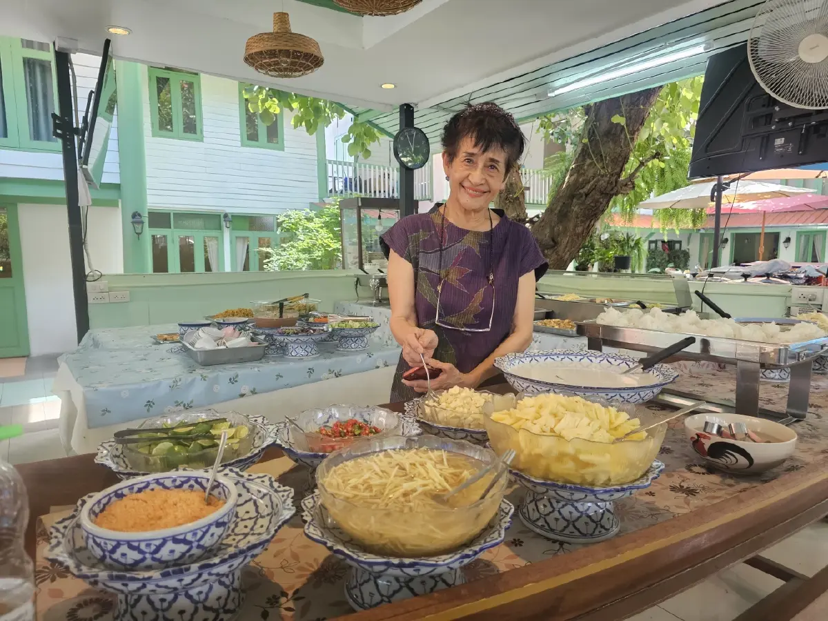 ‘บุฟเฟ่ต์ข้าวแกง' อร่อยคุ้ม 159 บาท ที่ 'ร้านครัวกลางกรุง'