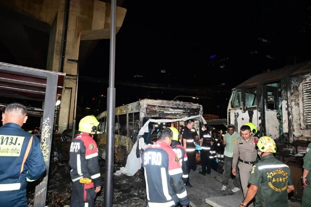 คืบหน้าล่าสุด ‘รถไฟชนรถเมล์’ เคลียร์ซาก เปิดการจราจรถนนอโศก-ดินแดง