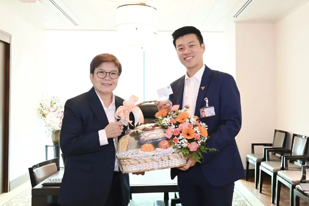'ณัฐพงษ์' เดินสาย มอบกระเช้าดอกไม้ส้ม-ของที่ระลึก ให้ประมุขสภาฯ