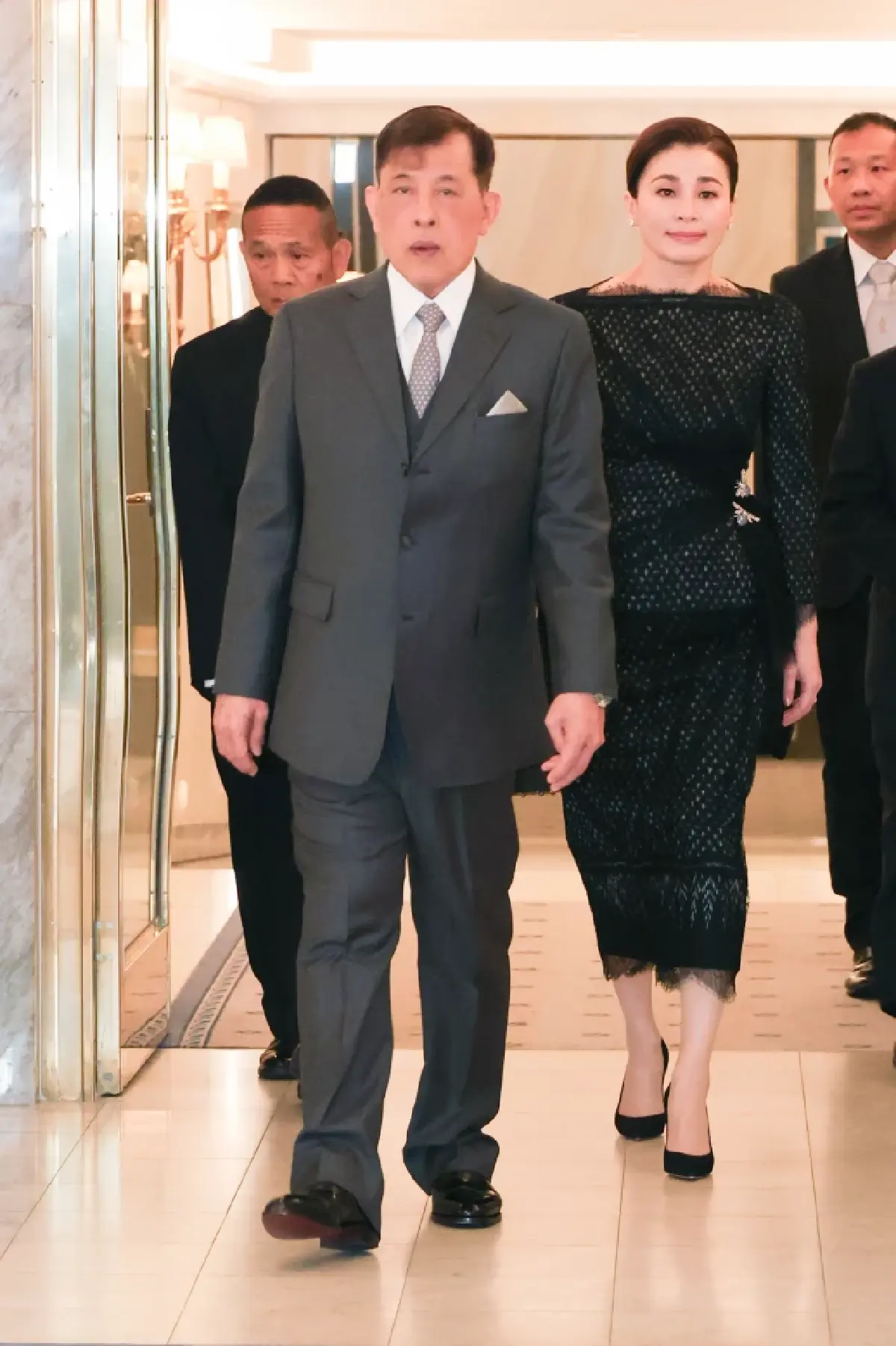 ในหลวง-พระราชินี เสด็จฯ กลับไทย หลังทรงร่วมงานพระราชพิธี 80 พรรษา สมเด็จพระราชาธิบดีคาร์ลที่ 16 กุสตาฟแห่งสวีเดน