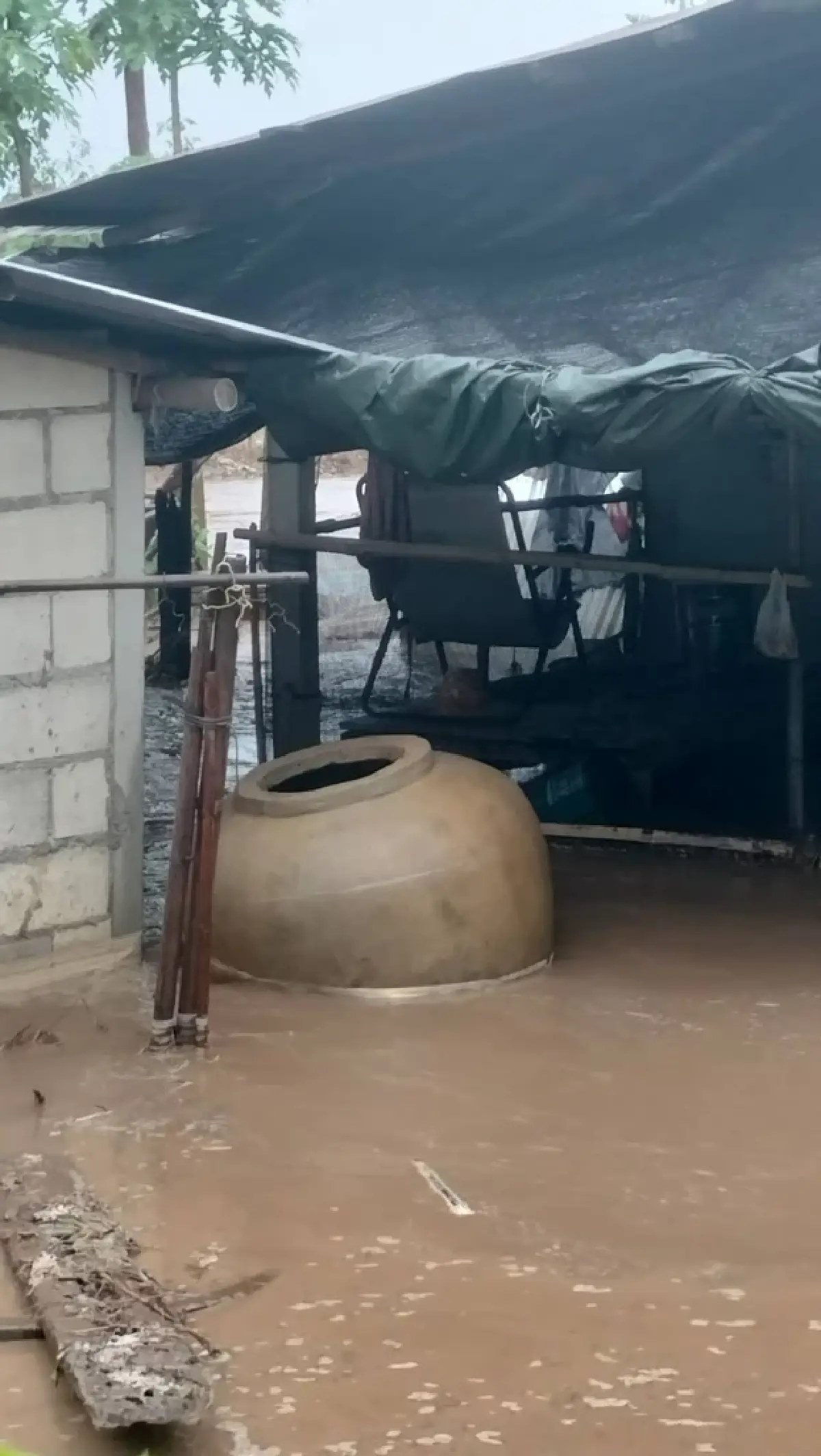 ฝนตกหนักเพชรบูรณ์ น้ำป่าทะลักจม 3 ตำบล ชาวบ้านหนีน้ำท่วมวุ่น