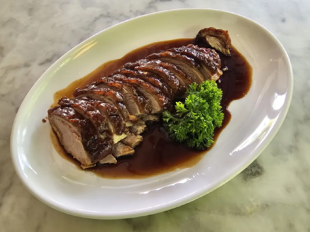 ‘หมูแดง’ นุ่มละมุน ย่างเตาถ่านหอมกรุ่น ณ ‘Roast House & Wok Culture’