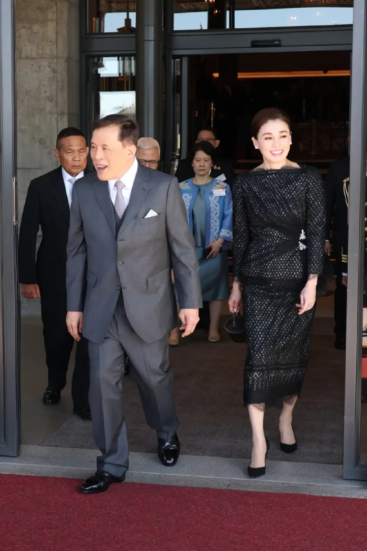 ในหลวง-พระราชินี เสด็จฯ กลับไทย หลังทรงร่วมงานพระราชพิธี 80 พรรษา สมเด็จพระราชาธิบดีคาร์ลที่ 16 กุสตาฟแห่งสวีเดน