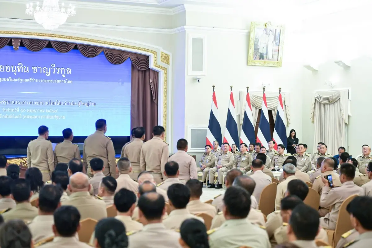 'สิงห์ มท.' มีน้ำเงิน - ขาว - แดง 'อนุทิน' ยันไร้ปมร้าว 'บิ๊กมหาดไทย'