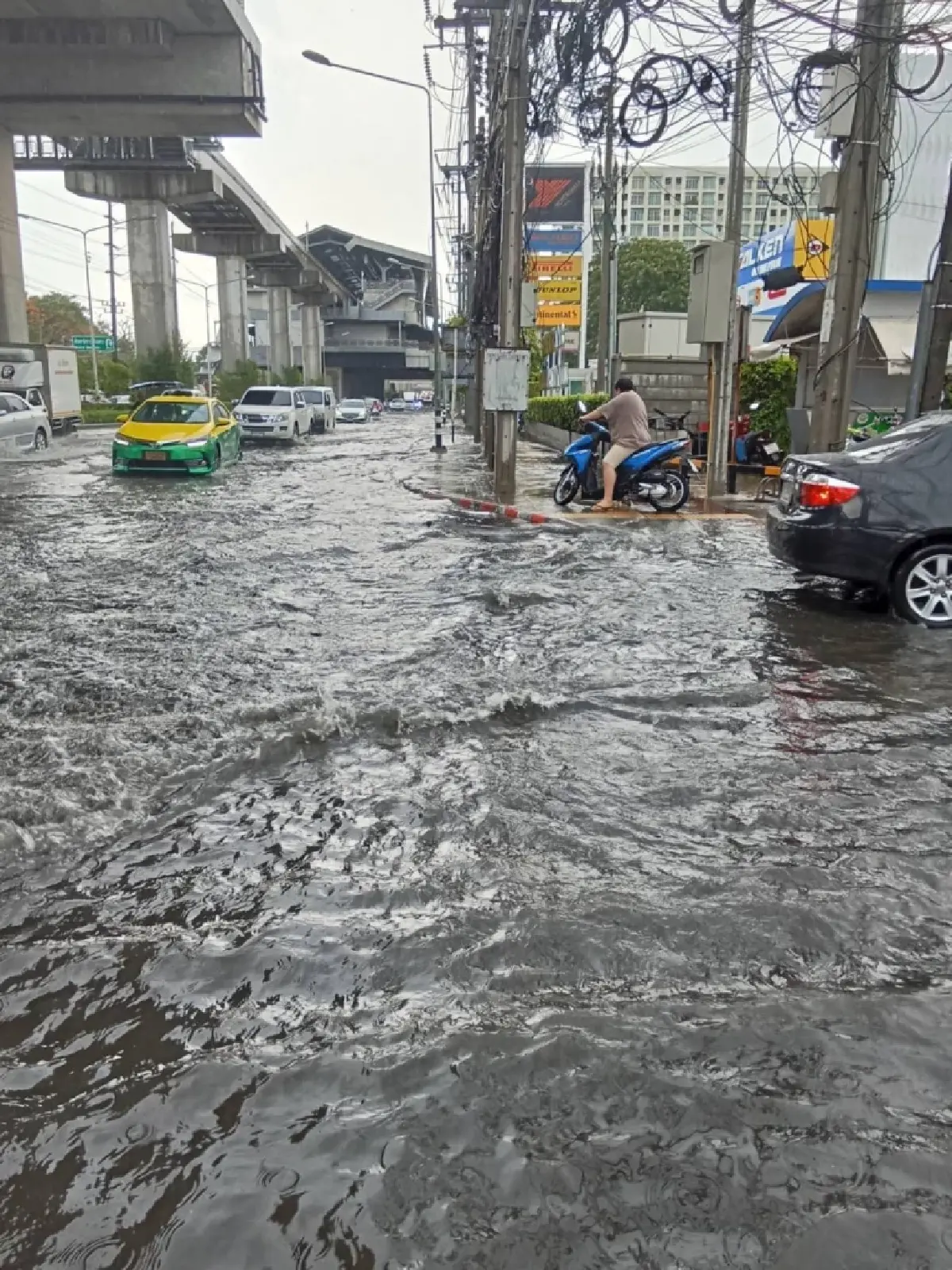 น้ำท่วมแล้ว บางเขน กทม. ฝนตกหนัก น้ำรอการระบาย เตือนฝนชุดใหญ่อีก