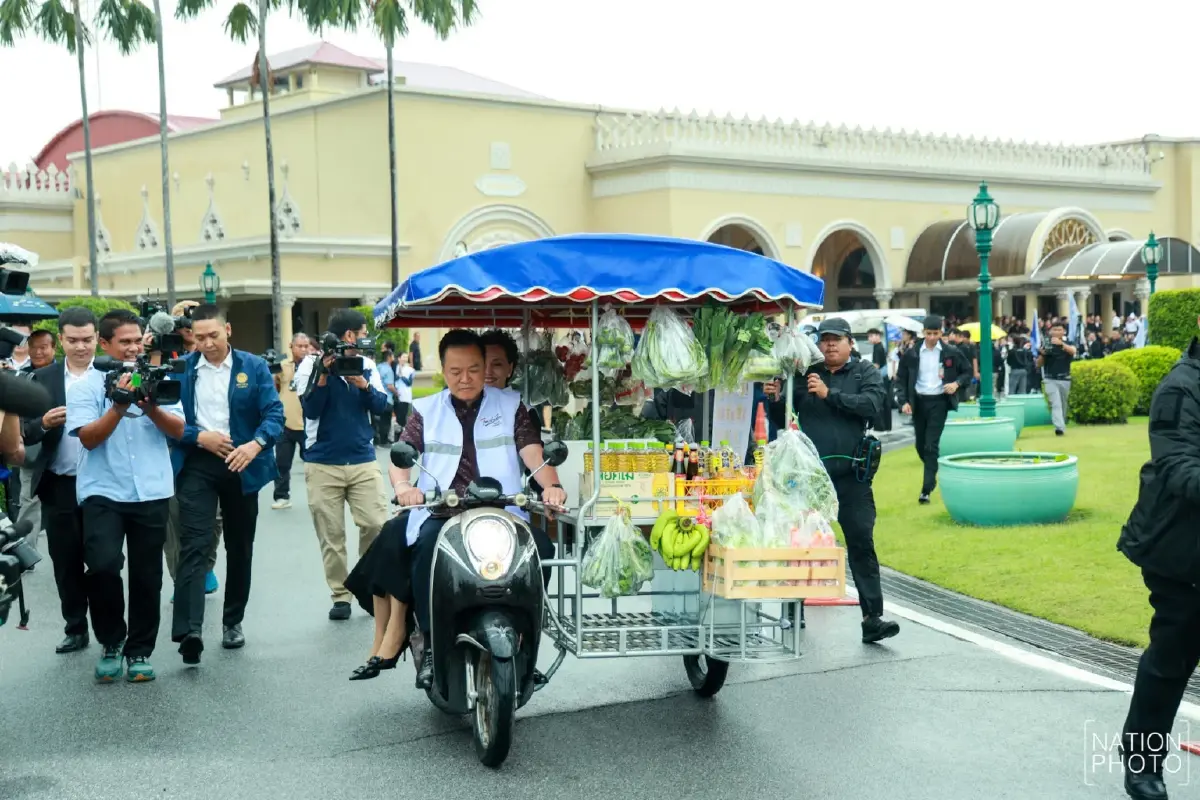 ‘อนุทิน’ ควง ‘ศุภจี’ ซ้อนท้ายสามล้อพ่วงข้าง เปิดงาน ‘ไทยช่วยไทย’