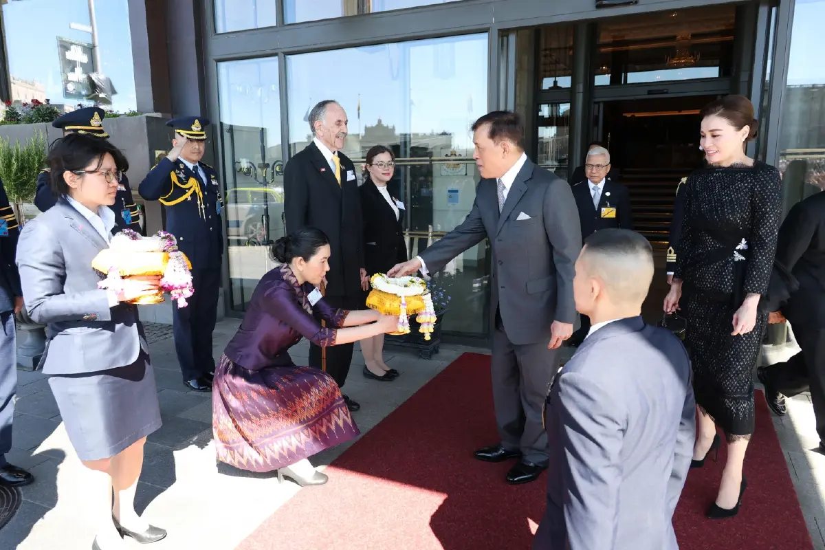 ในหลวง-พระราชินี เสด็จฯ กลับไทย หลังทรงร่วมงานพระราชพิธี 80 พรรษา สมเด็จพระราชาธิบดีคาร์ลที่ 16 กุสตาฟแห่งสวีเดน