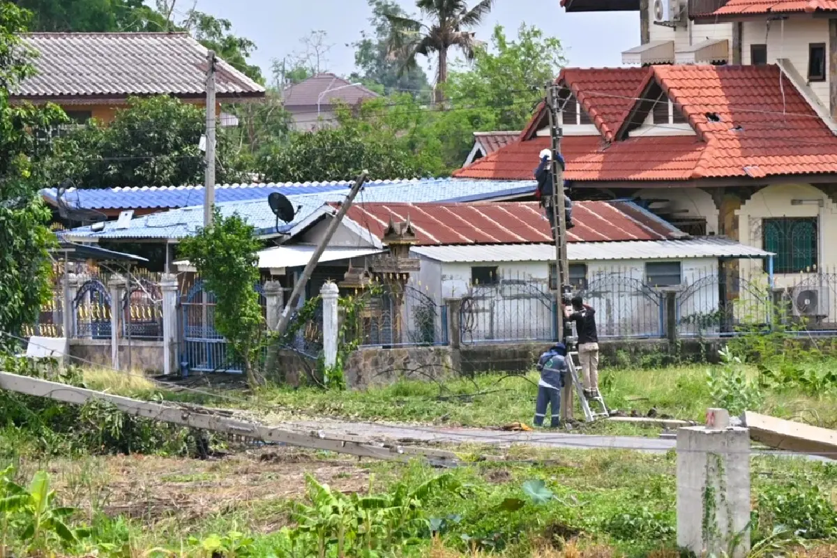พายุฤดูร้อนถล่ม เสาไฟฟ้าแรงสูงโค่นล้ม 70 ต้น ลพบุรีระดมกำลังเร่งกู้คืน