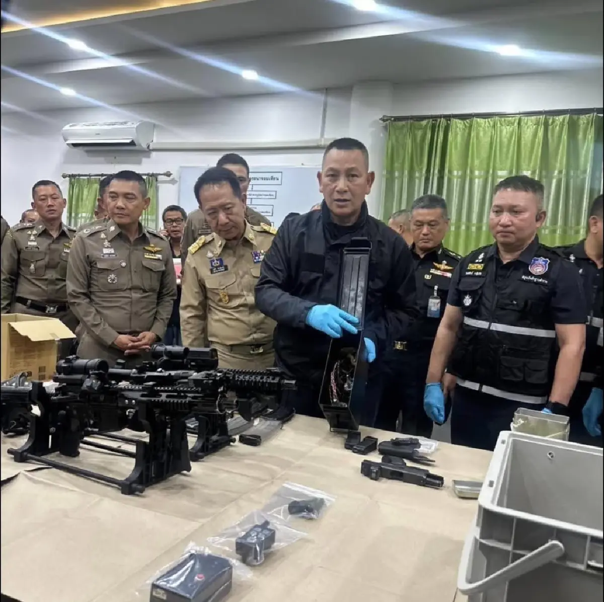 ผบ.ตร. สั่งเร่งขยายผล 'ชายจีน' ซุกอาวุธสงคราม พบคลิปฝึกยิงกับหน่วยรบพิเศษกัมพูชา