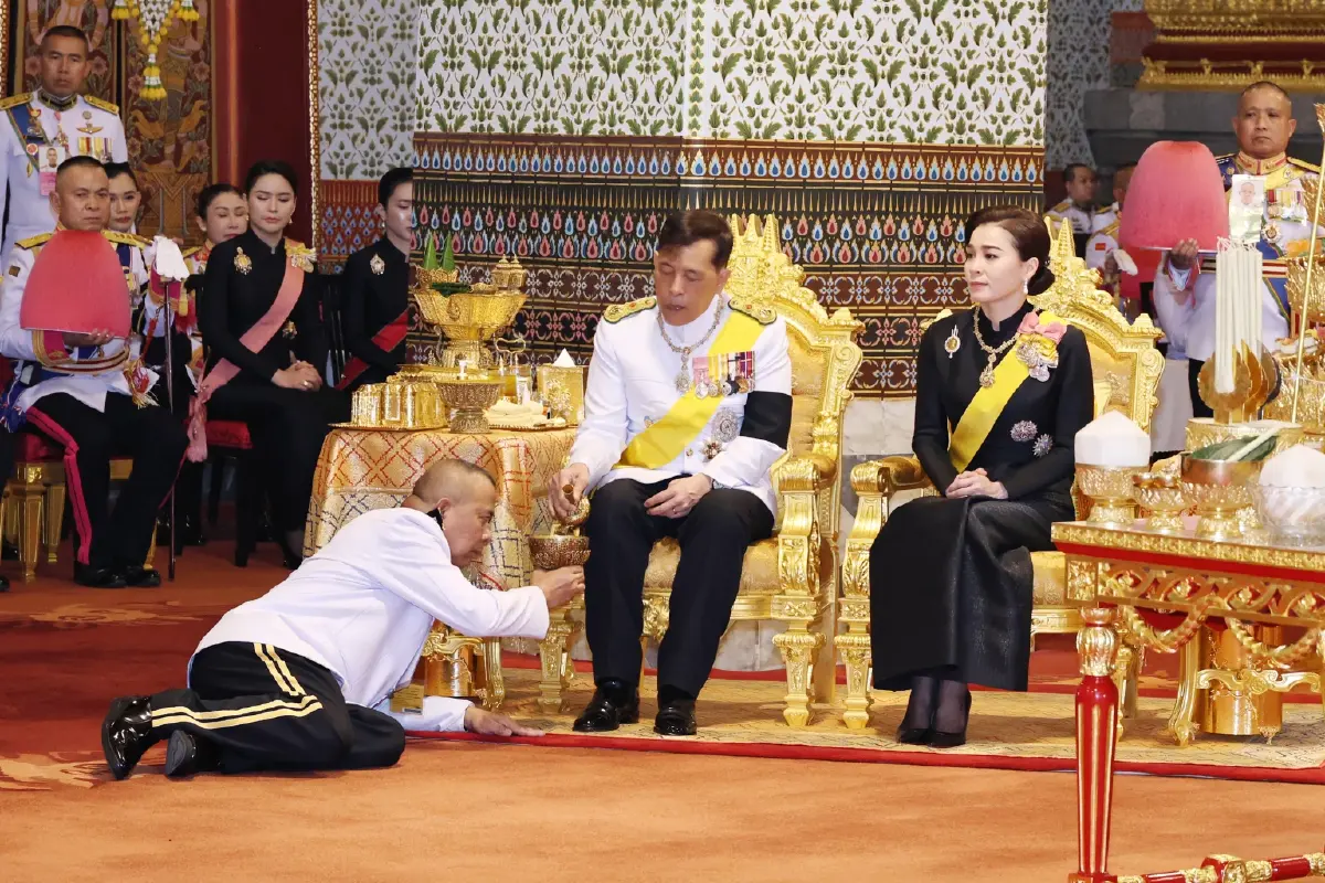 ในหลวง-พระราชินี เสด็จฯ ไปในการพระราชพิธีฉัตรมงคล พุทธศักราช 2569