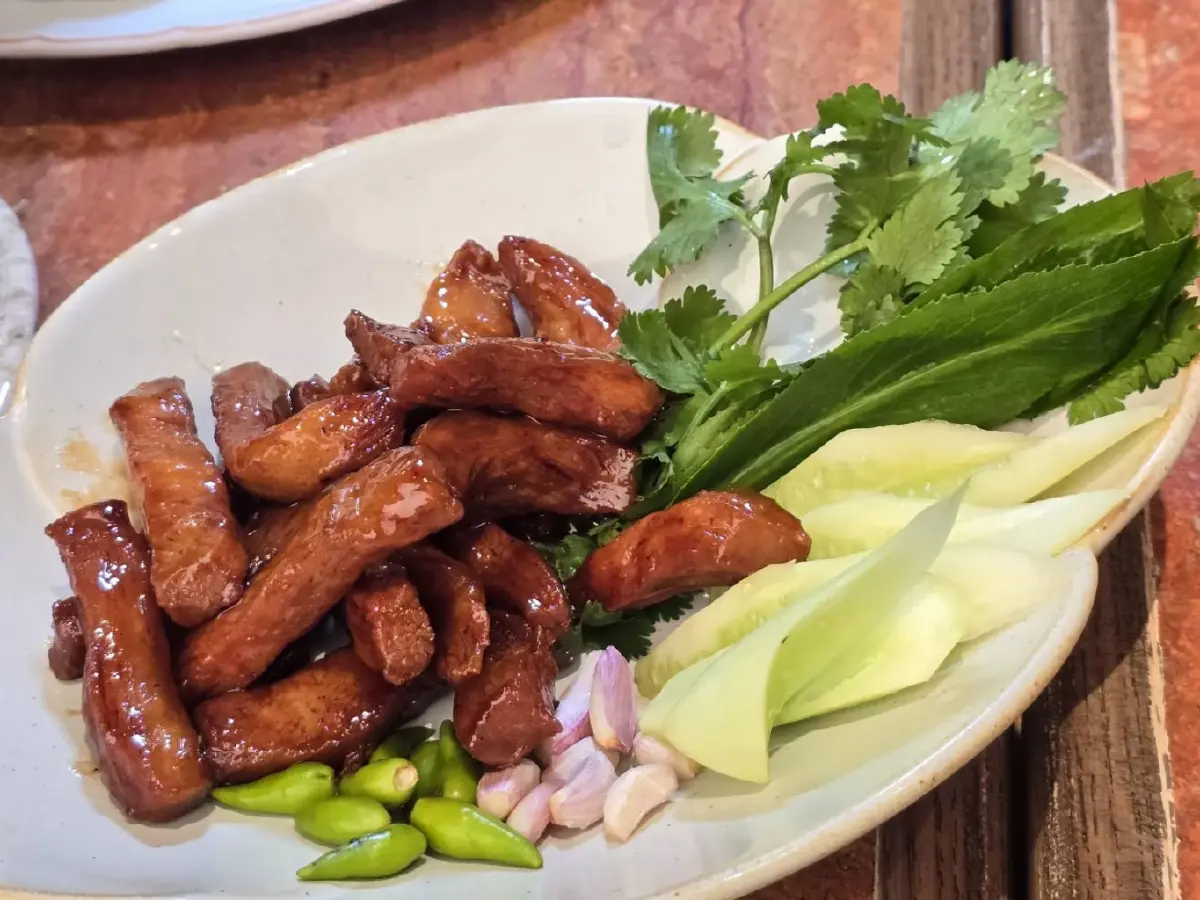 'บุรามาลี' (Bura Marie) อาหารไทยในโรงน้ำชา และ 'ข้าวแช่'