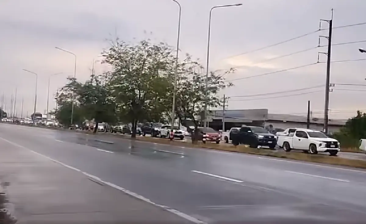 ด่วน รถทะลักโคราช ถนนมิตรภาพ รถติด 10 กม. วันหยุดแรงงาน เจอฝนตกหนัก