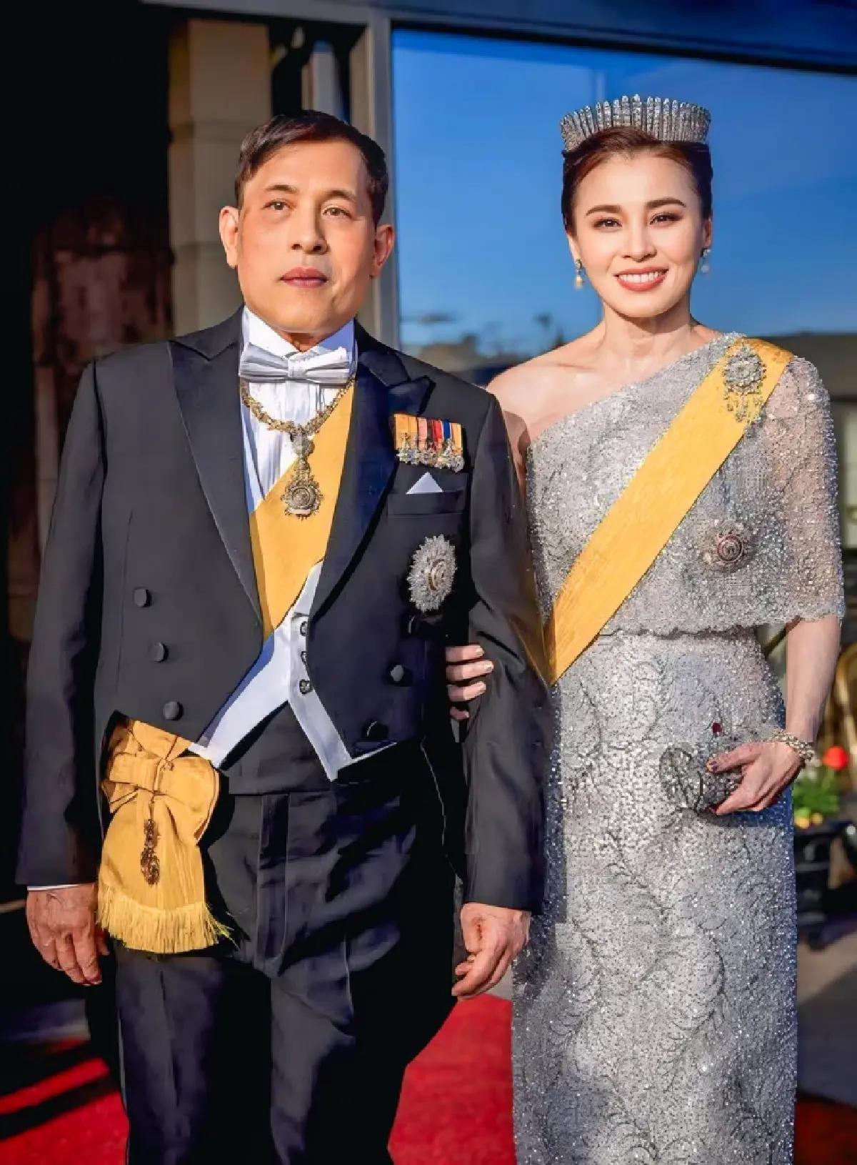 พระเจ้าอยู่หัว-พระราชินี ทรงร่วมงานถวายพระกระยาหารค่ำ ในพระราชพิธี 80 พรรษา พระราชาธิบดีคาร์ลที่ 16 กุสตาฟแห่งสวีเดน