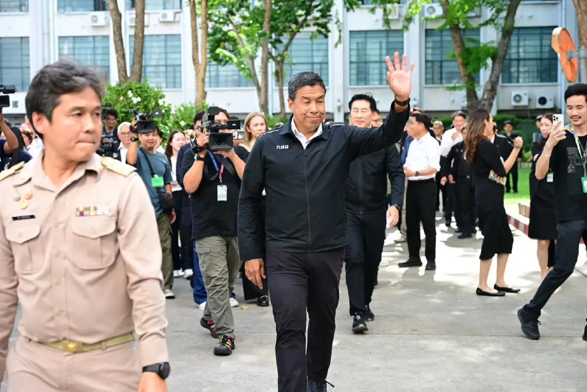 'ชัชชาติ' ไหว้ลาสิ่งศักดิ์สิทธิ์ อธิษฐานขอพร หลังลาออก