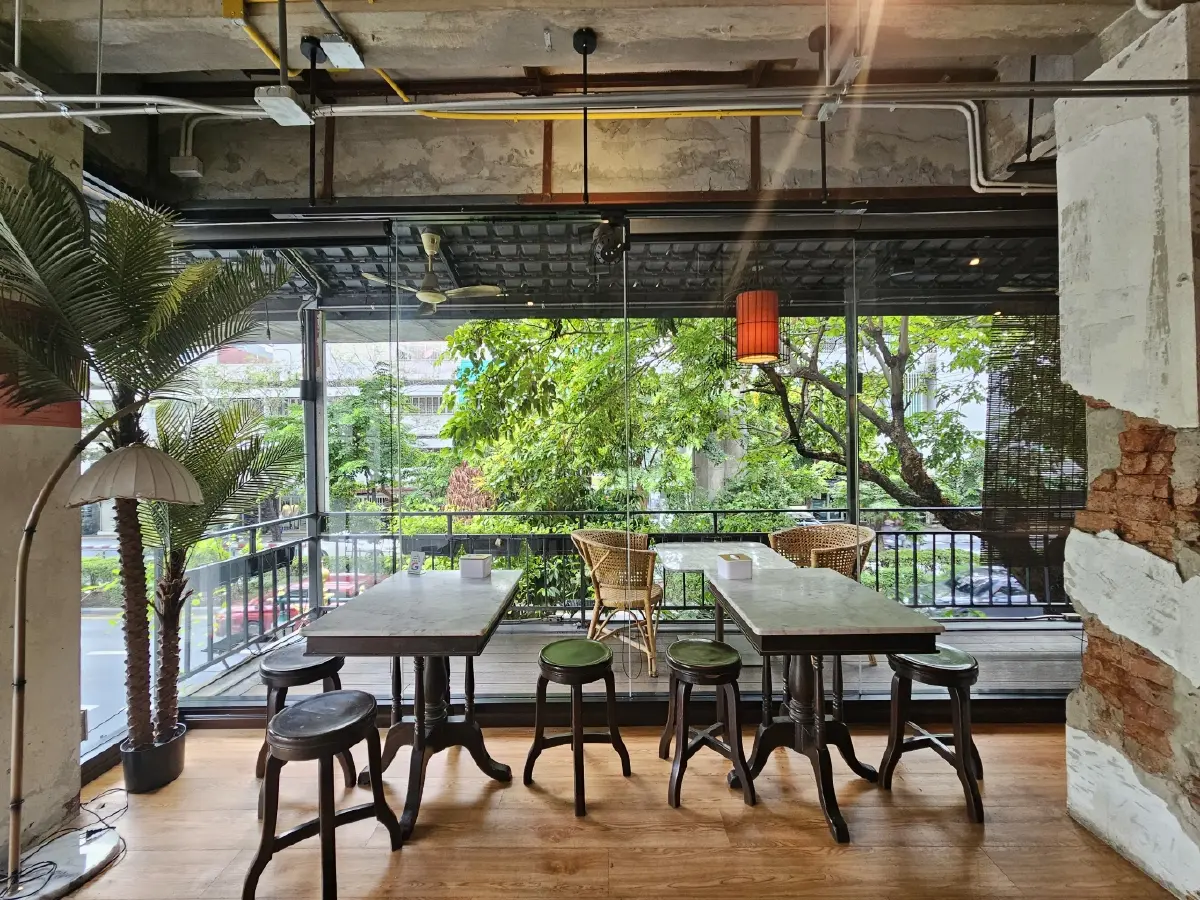 ‘หมูแดง’ นุ่มละมุน ย่างเตาถ่านหอมกรุ่น ณ ‘Roast House & Wok Culture’