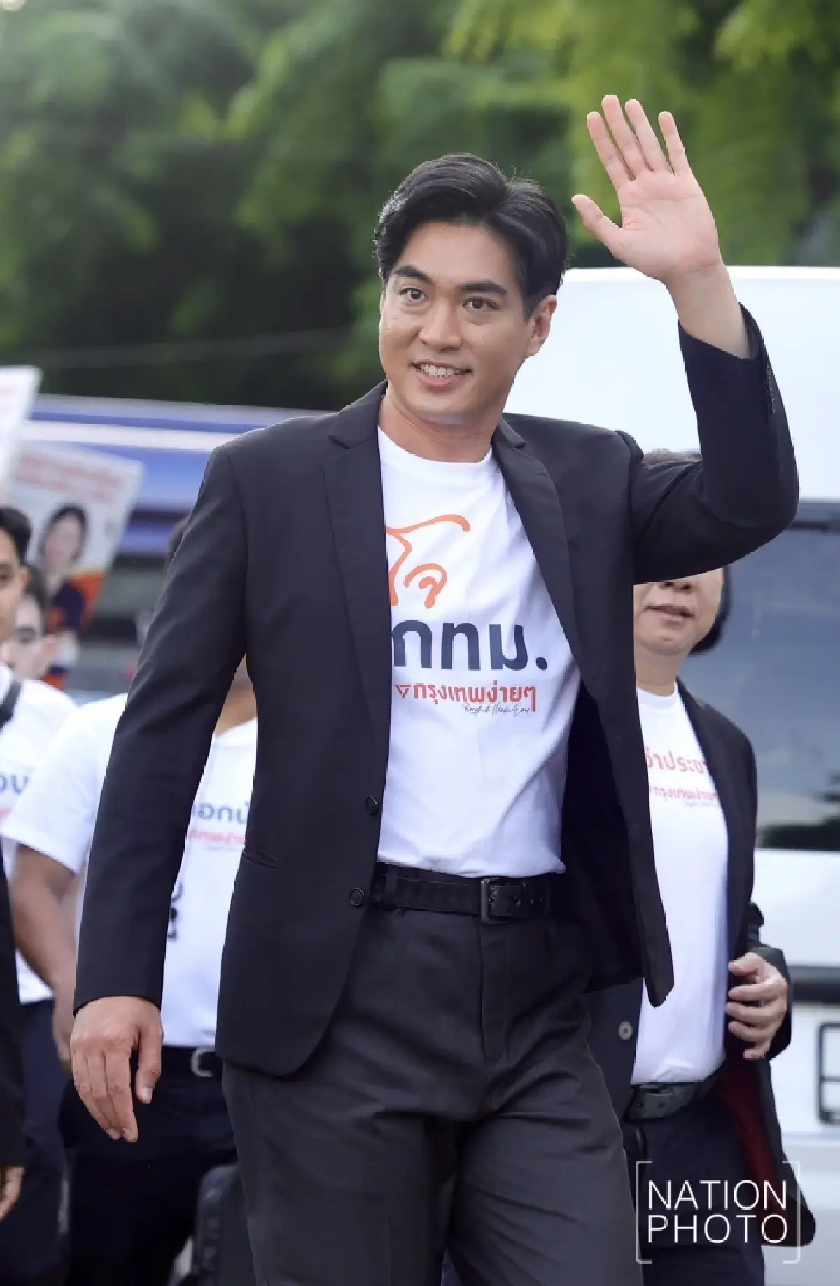 ชิงผู้ว่าฯ กทม.วันแรกคึก 'ชัชชาติ' ปั่นจักรยานมา ปชน.โหนรถเมล์