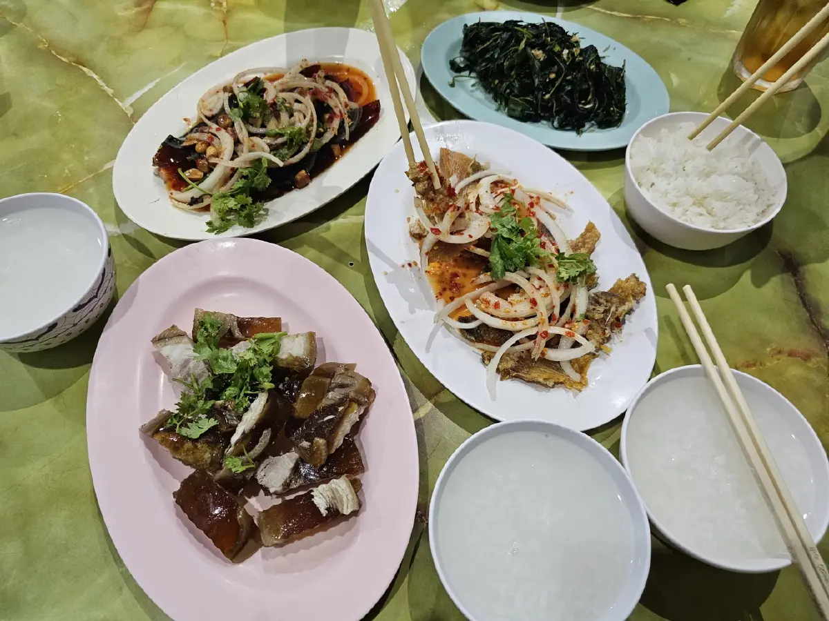 ‘มะระผัดไข่’ รสชาติถูกใจที่ ‘กอชุนฮวด’ ร้านข้าวต้ม มิชลิน 4 ปีซ้อน