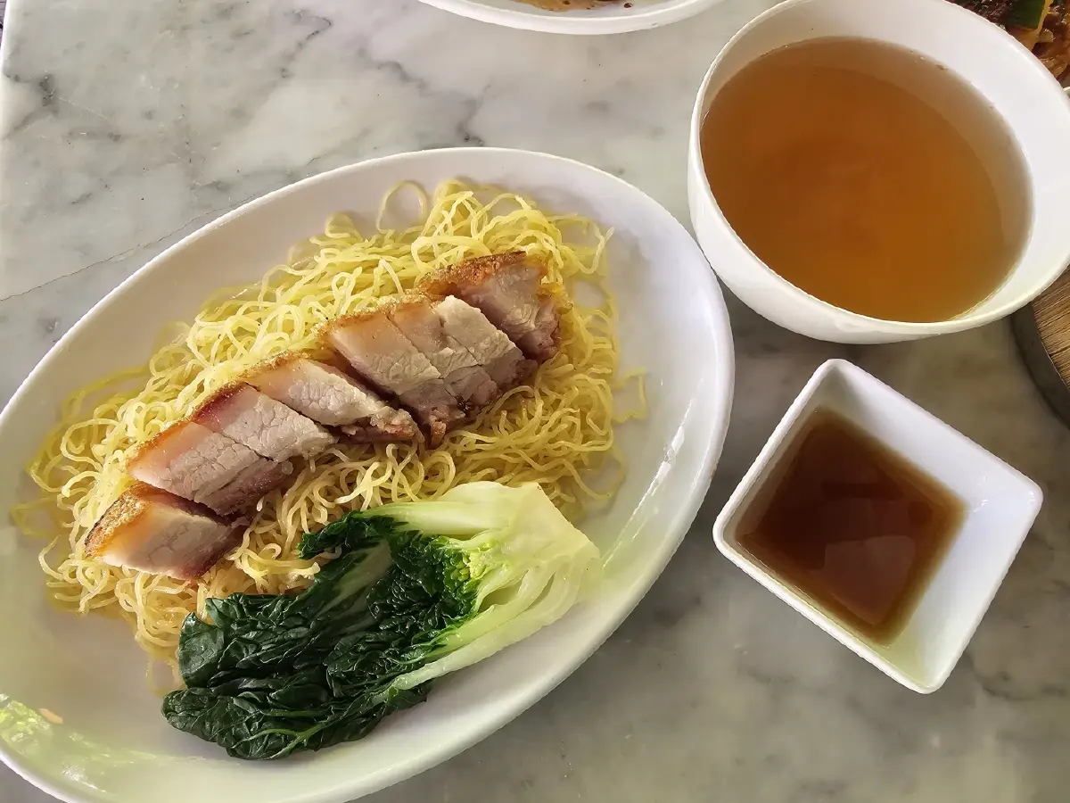 ‘หมูแดง’ นุ่มละมุน ย่างเตาถ่านหอมกรุ่น ณ ‘Roast House & Wok Culture’