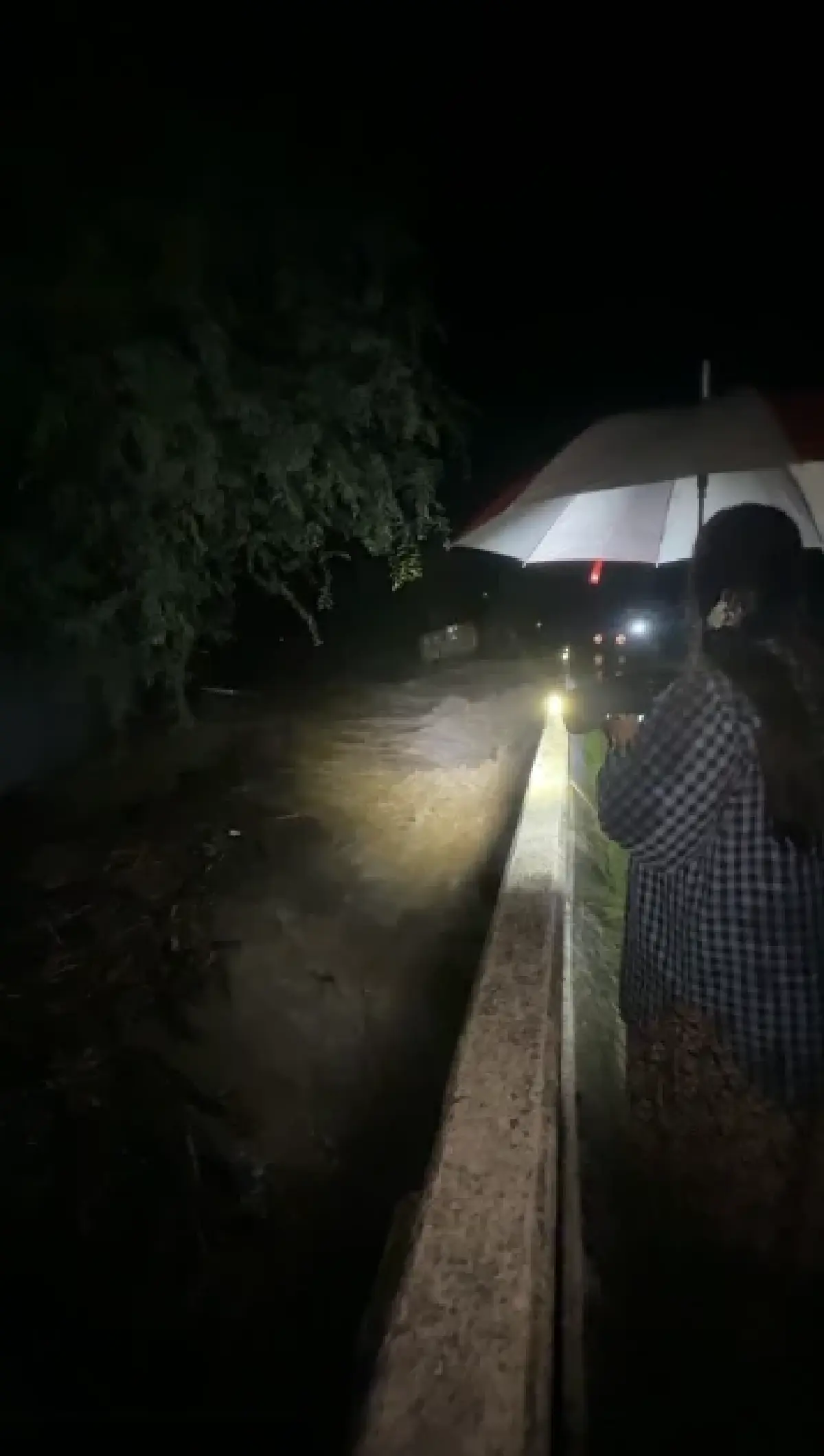 ลำปางฝนตกหนัก ลำน้ำแม่ตาล เกิดน้ำป่าทะลัก เตือนน้ำท่วม อ.ห้างฉัตร