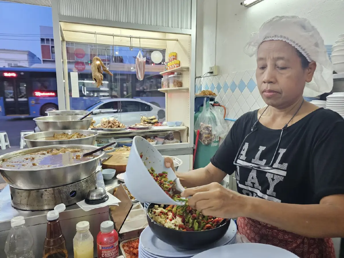 ‘มะระผัดไข่’ รสชาติถูกใจที่ ‘กอชุนฮวด’ ร้านข้าวต้ม มิชลิน 4 ปีซ้อน