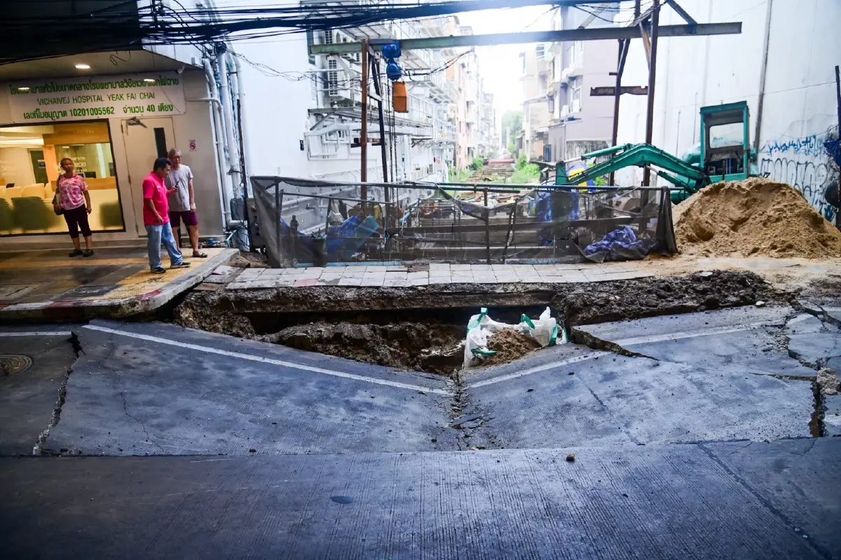 เปิดสาเหตุ 'ถนนทรุดตัว' บริเวณแยกไฟฉาย กทม. เร่งซ่อมให้เสร็จภายในคืนนี้