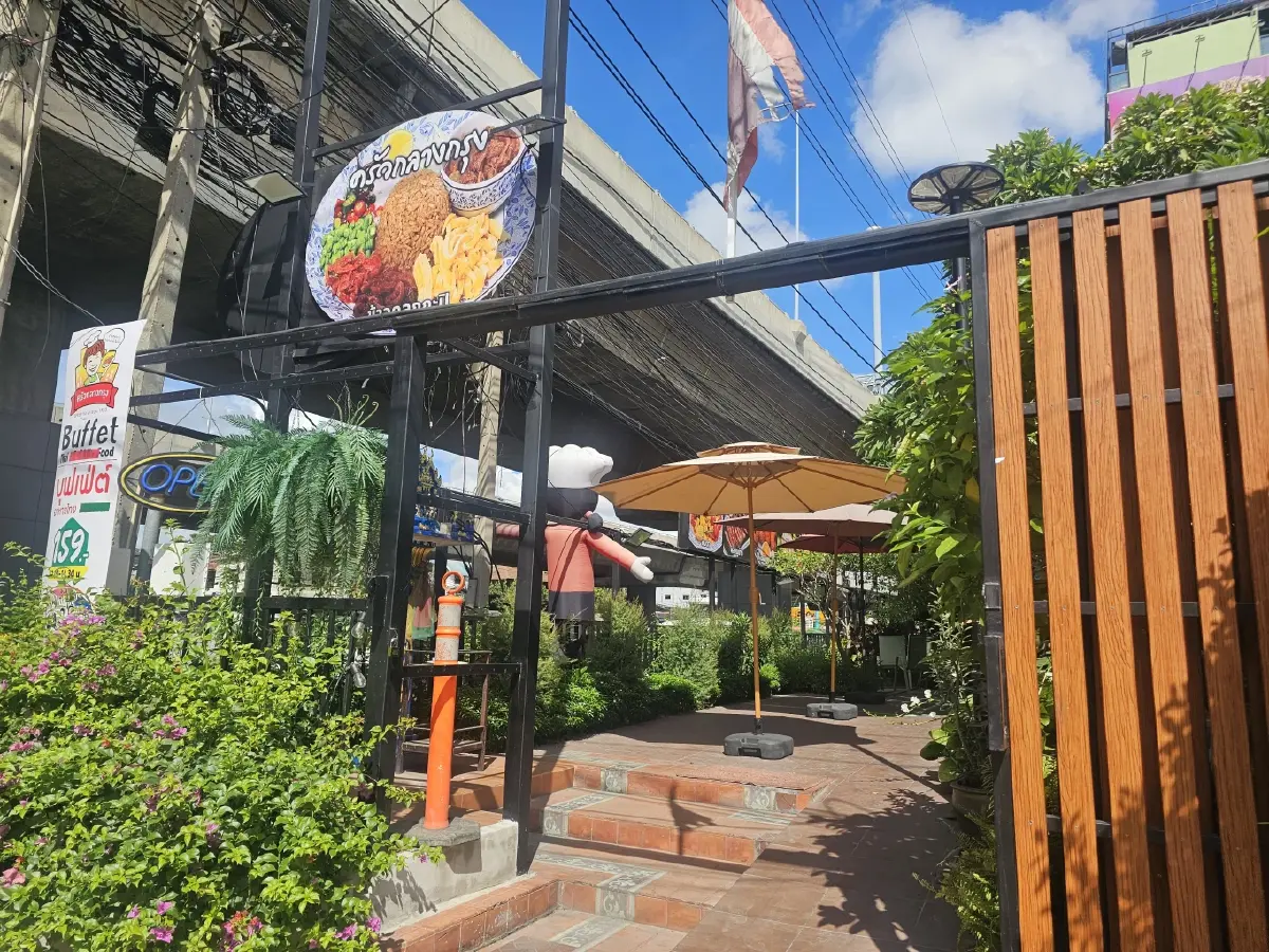 ‘บุฟเฟ่ต์ข้าวแกง' อร่อยคุ้ม 159 บาท ที่ 'ร้านครัวกลางกรุง'