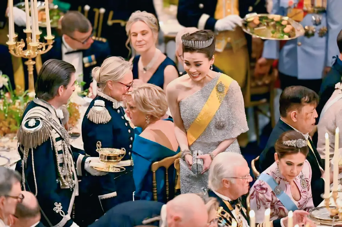 พระเจ้าอยู่หัว-พระราชินี ทรงร่วมงานถวายพระกระยาหารค่ำ ในพระราชพิธี 80 พรรษา พระราชาธิบดีคาร์ลที่ 16 กุสตาฟแห่งสวีเดน