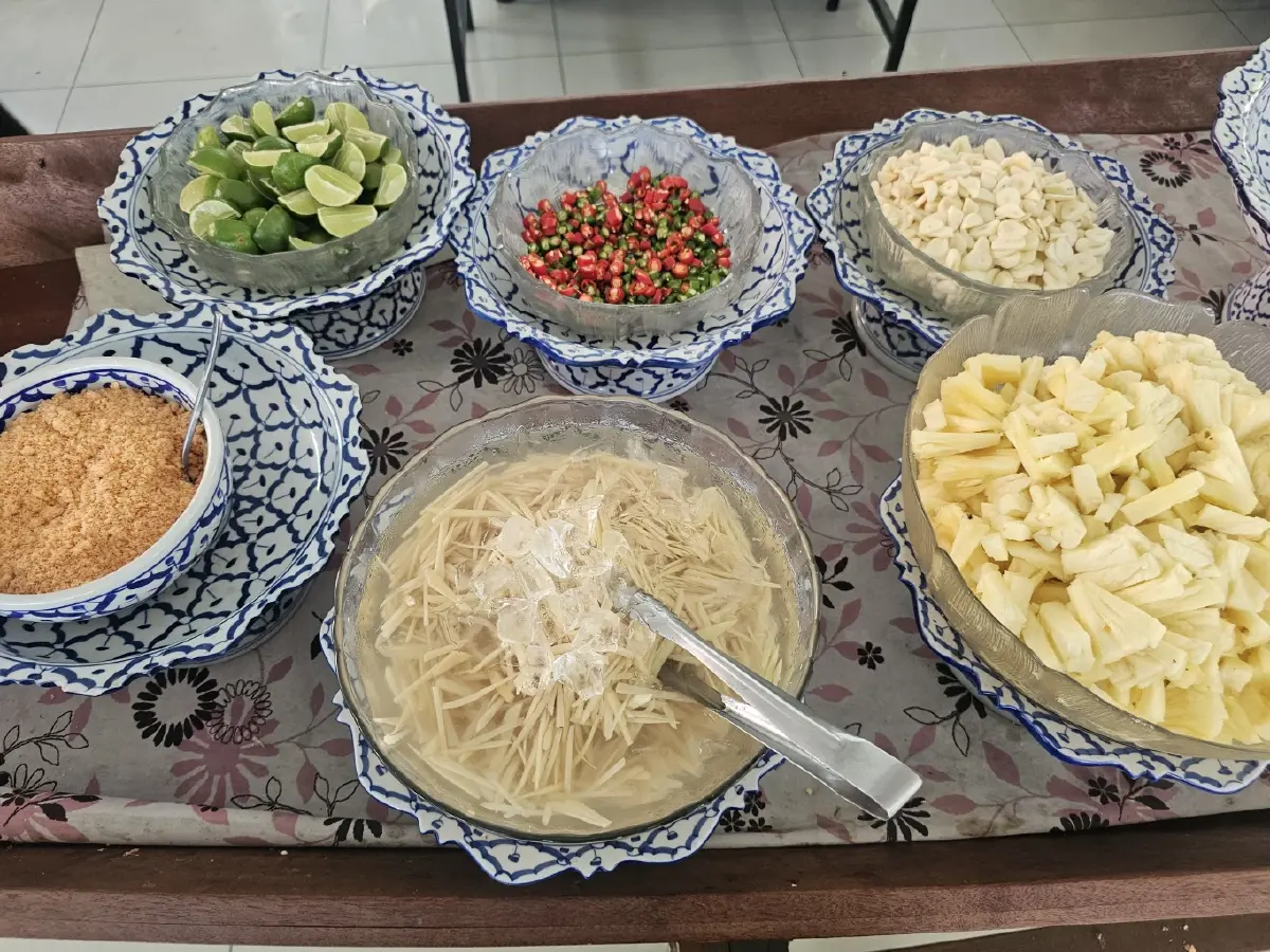 ‘บุฟเฟ่ต์ข้าวแกง' อร่อยคุ้ม 159 บาท ที่ 'ร้านครัวกลางกรุง'