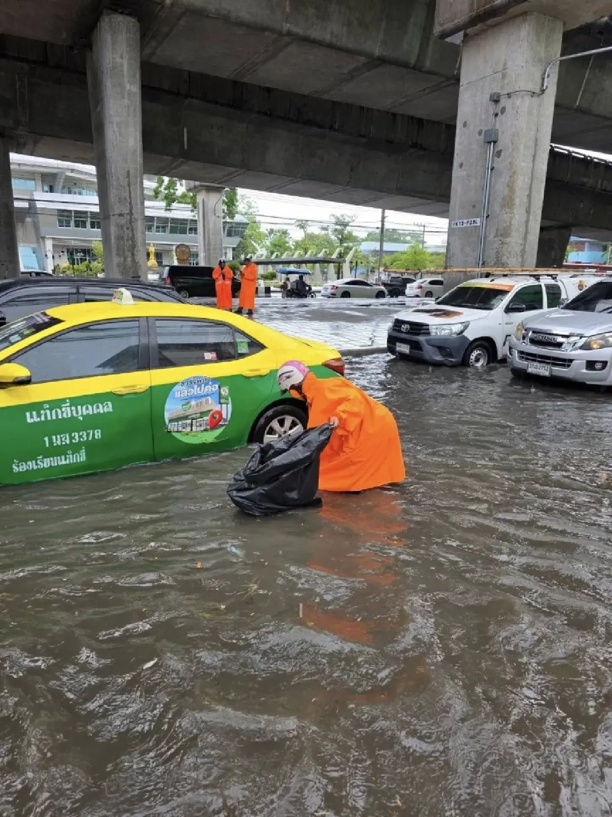 น้ำท่วมแล้ว บางเขน กทม. ฝนตกหนัก น้ำรอการระบาย เตือนฝนชุดใหญ่อีก