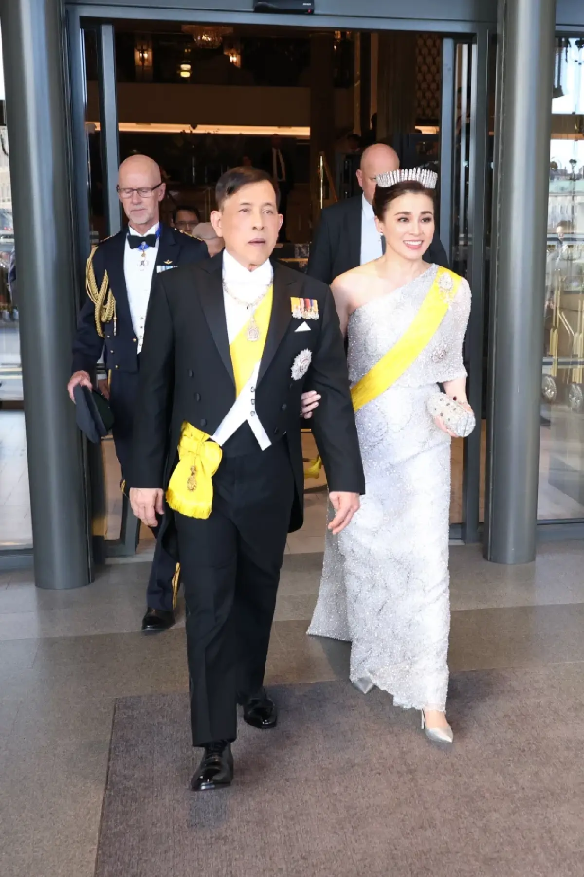 พระเจ้าอยู่หัว-พระราชินี ทรงร่วมงานถวายพระกระยาหารค่ำ ในพระราชพิธี 80 พรรษา พระราชาธิบดีคาร์ลที่ 16 กุสตาฟแห่งสวีเดน