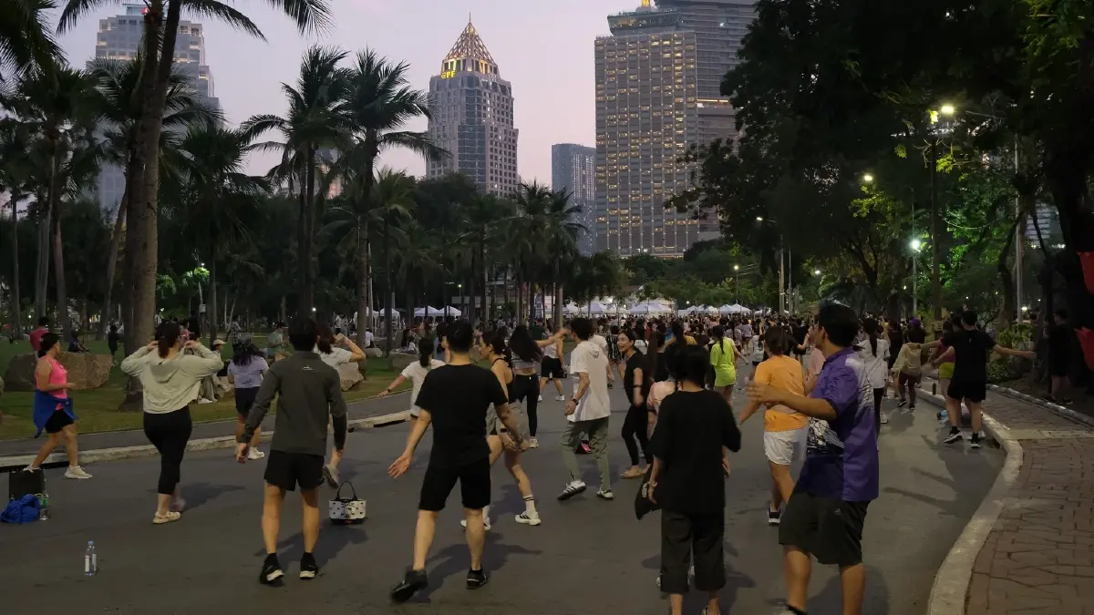 เต้นสวนลุมฯ ฟีเวอร์ Gen Z ฮิตไม่หยุด ลานเต้นรุ่นเก๋า สู่ Urban Trend