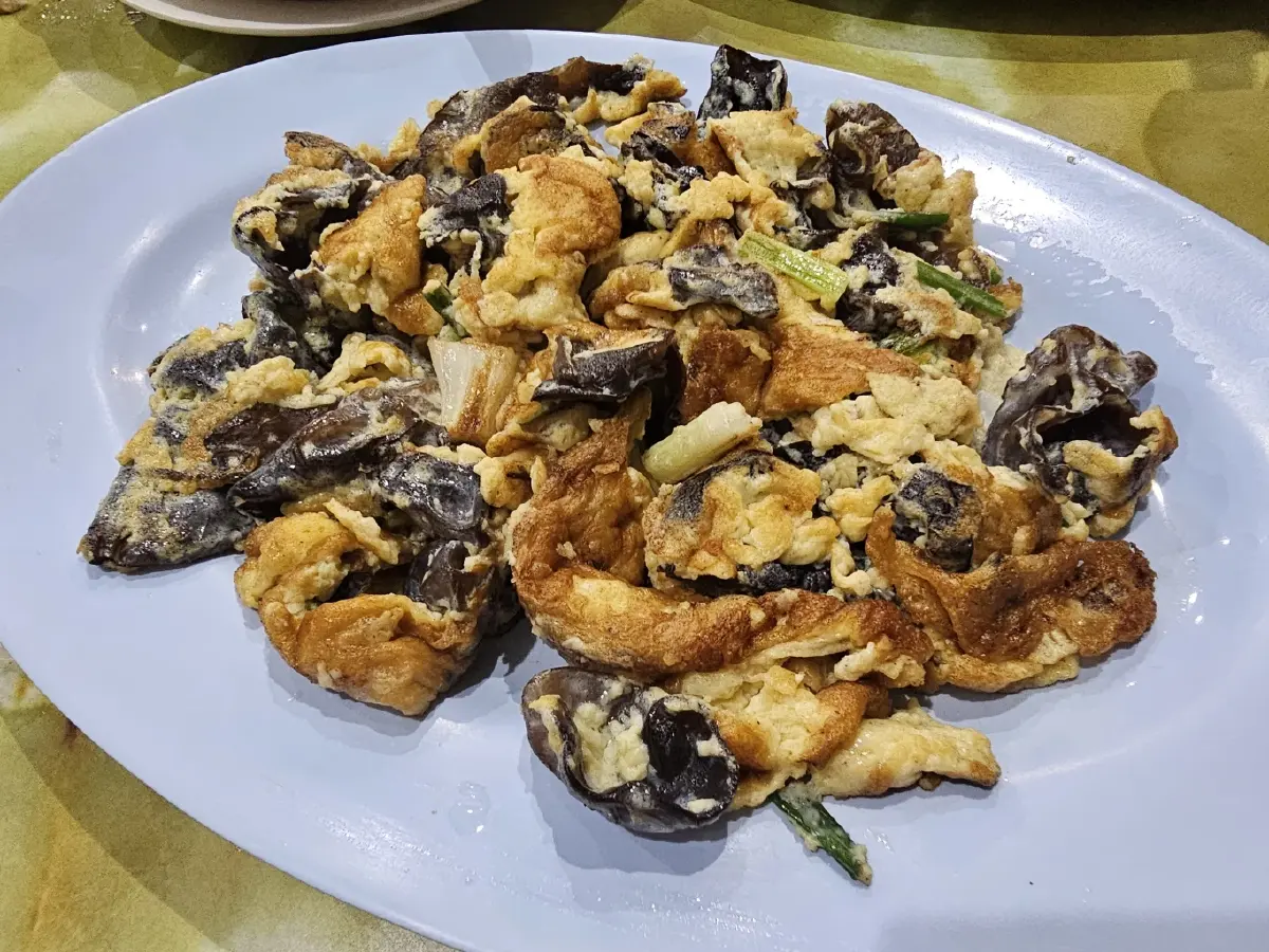 ‘มะระผัดไข่’ รสชาติถูกใจที่ ‘กอชุนฮวด’ ร้านข้าวต้ม มิชลิน 4 ปีซ้อน