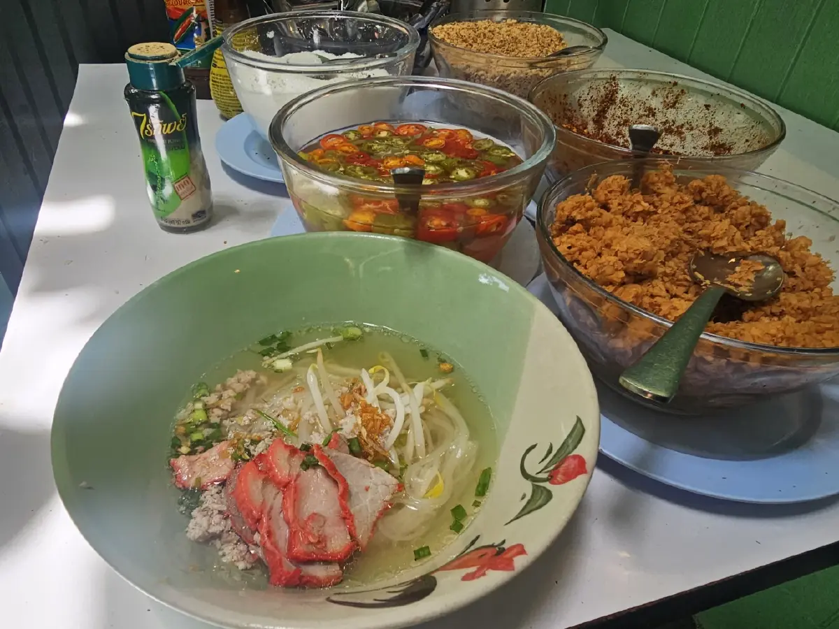 ‘บุฟเฟ่ต์ข้าวแกง' อร่อยคุ้ม 159 บาท ที่ 'ร้านครัวกลางกรุง'