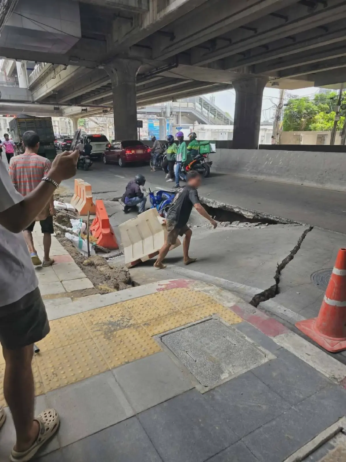 ด่วน! ถนนทรุดตัว ถนนจรัญสนิทวงศ์ บริเวณหน้า รพ.วิชัยเวช แยกไฟฉาย