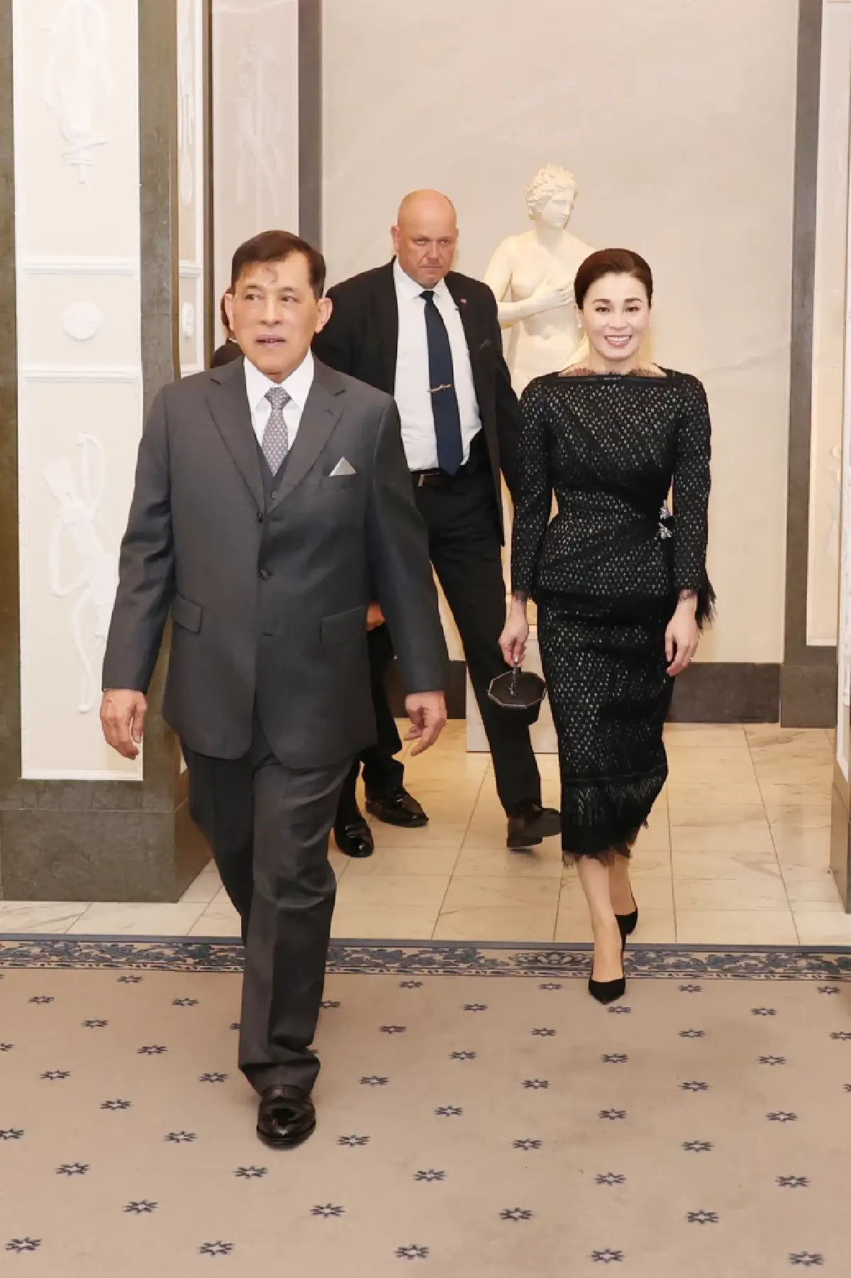 ในหลวง-พระราชินี เสด็จฯ กลับไทย หลังทรงร่วมงานพระราชพิธี 80 พรรษา สมเด็จพระราชาธิบดีคาร์ลที่ 16 กุสตาฟแห่งสวีเดน