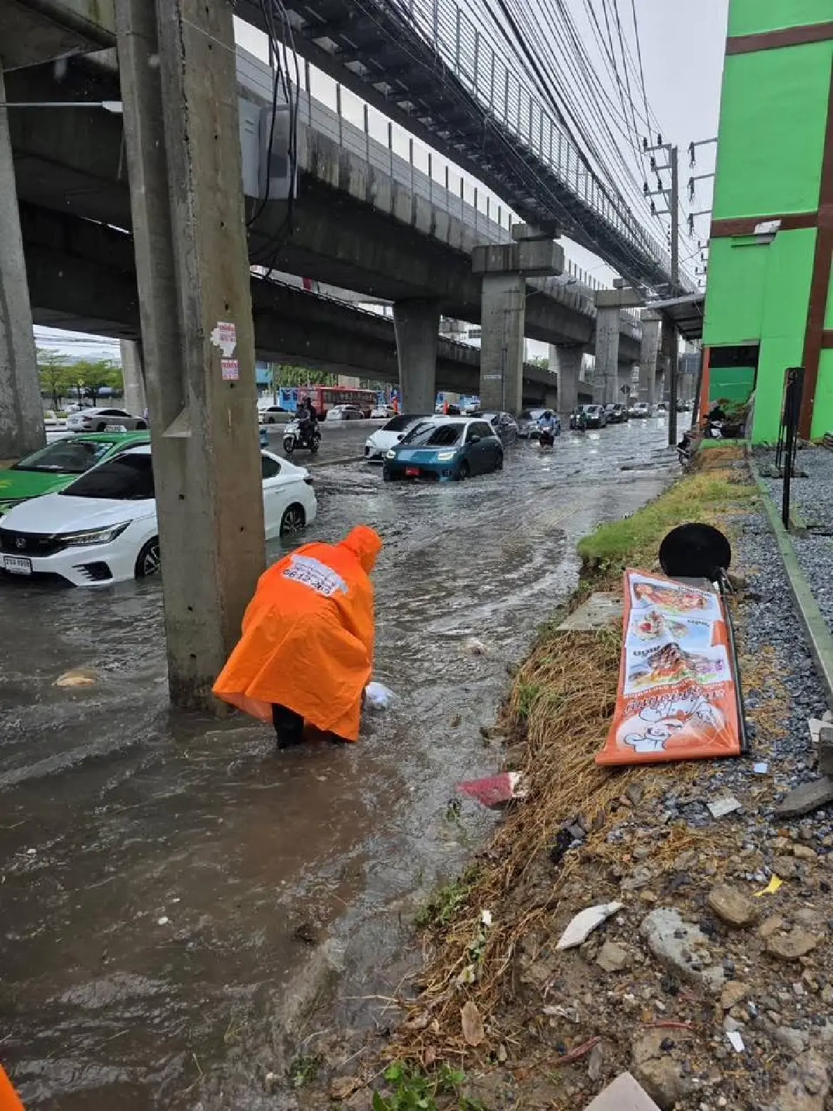 น้ำท่วมแล้ว บางเขน กทม. ฝนตกหนัก น้ำรอการระบาย เตือนฝนชุดใหญ่อีก