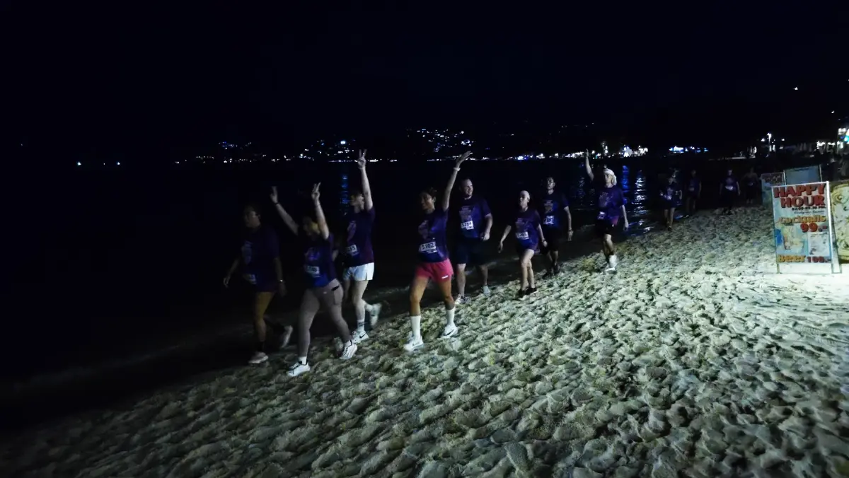 'สมุย' จัดเต็ม! วิ่งกลางคืนบนชายหาด 'Samui Neon Run 2026' กว่า 3,000 คน
