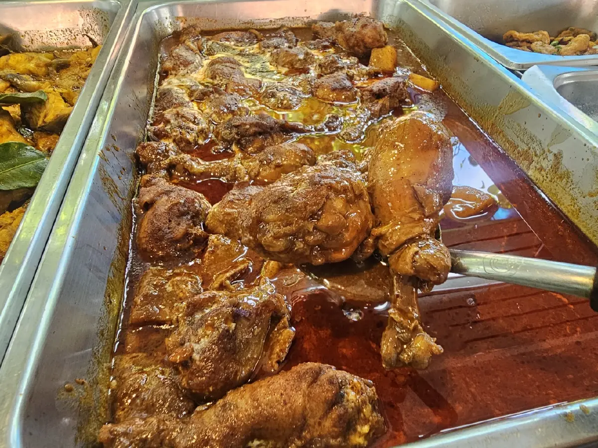 ‘บุฟเฟ่ต์ข้าวแกง' อร่อยคุ้ม 159 บาท ที่ 'ร้านครัวกลางกรุง'