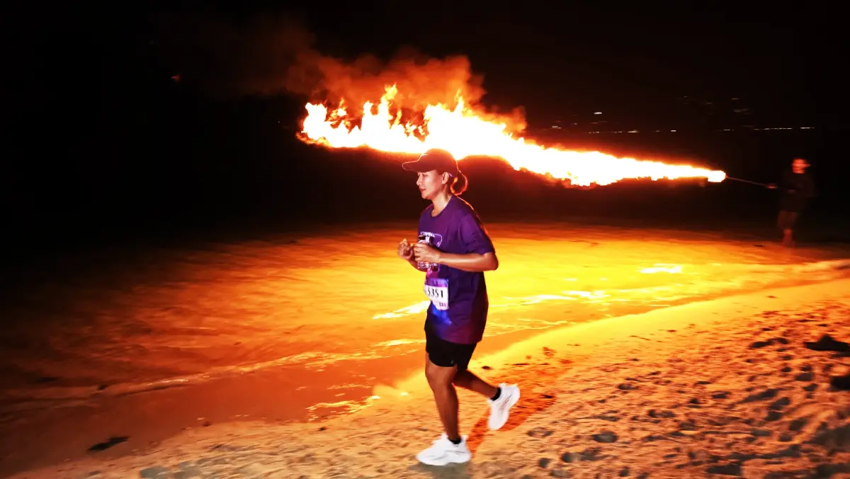 'สมุย' จัดเต็ม! วิ่งกลางคืนบนชายหาด 'Samui Neon Run 2026' กว่า 3,000 คน