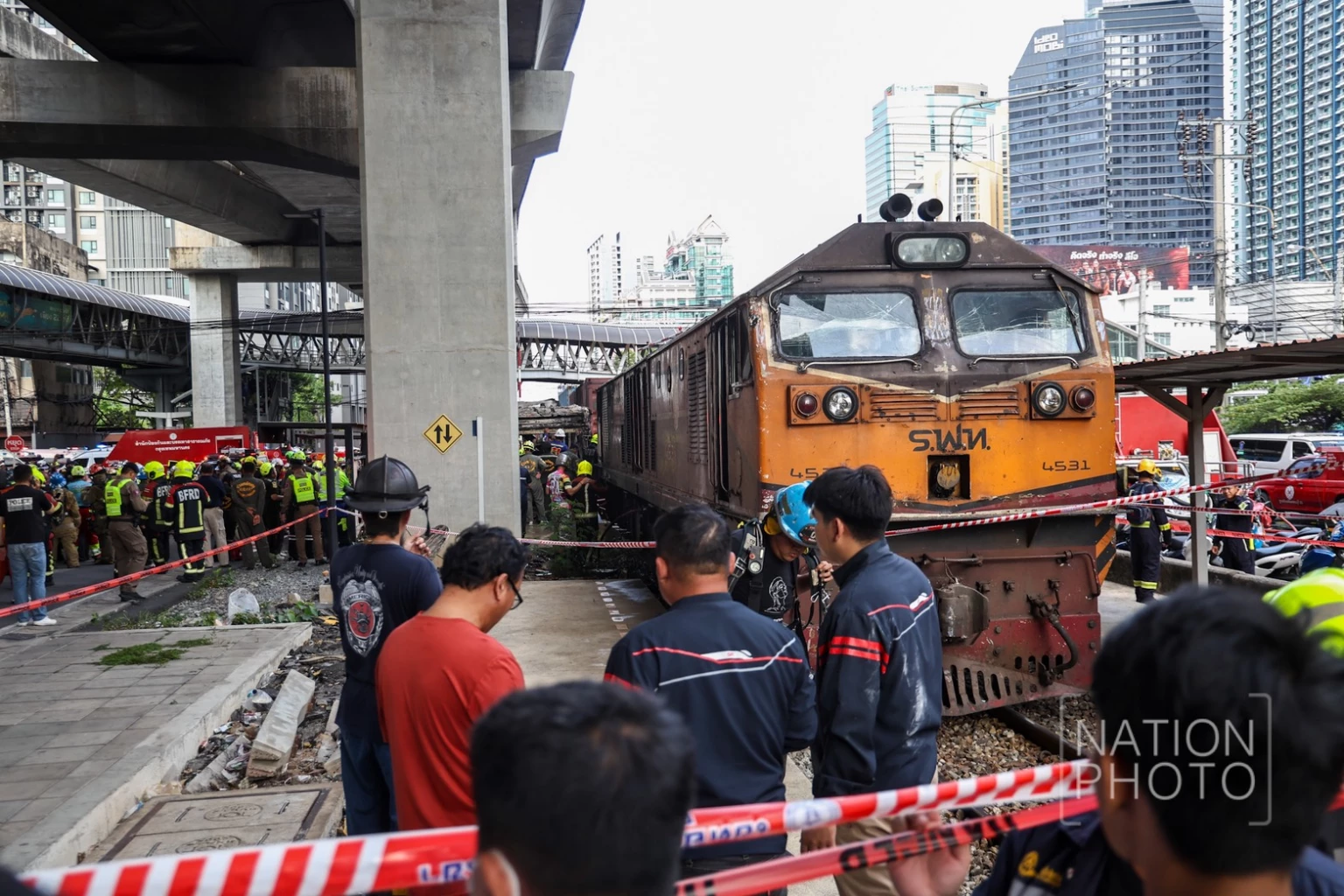 ด่วน! เกิดอุบัติเหตุ รถไฟชนรถเมล์ ไฟลุกท่วม เสียชีวิตหลายราย หลีกเลี่ยงเส้นทาง