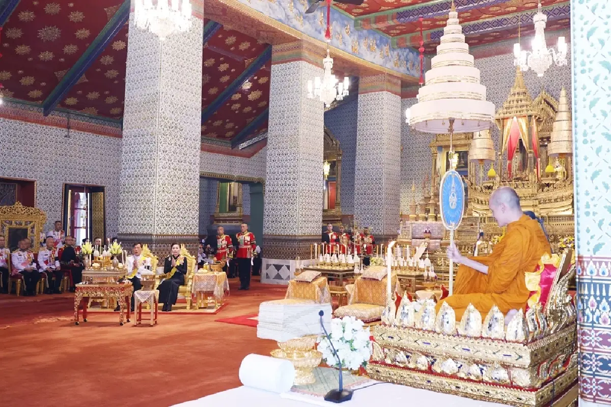 ในหลวง-พระราชินี เสด็จฯ บำเพ็ญพระราชกุศลทักษิณานุปทาน ในการพระราชพิธีฉัตรมงคล 2569