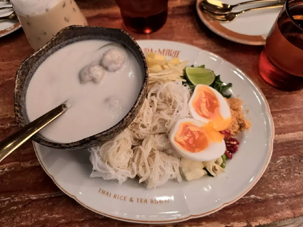 'บุรามาลี' (Bura Marie) อาหารไทยในโรงน้ำชา และ 'ข้าวแช่'
