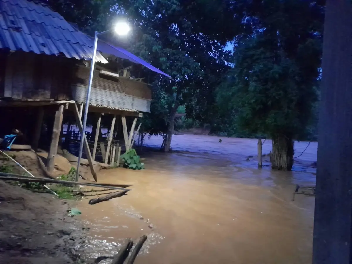 น้ำป่าถล่มแม่ฮ่องสอน สะพานโพซอขาด โรงเรียนจม-ปิดเส้นทางเสาหิน