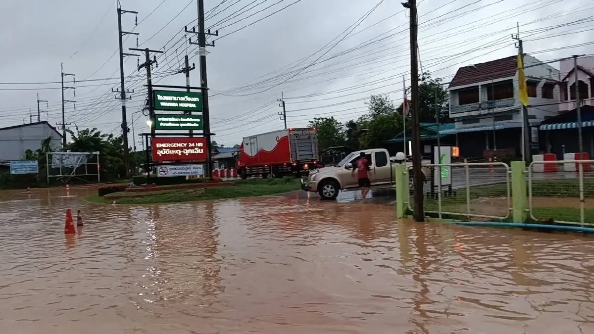 ฝนตกหนัก น่านน้ำท่วมฉับพลัน หน้า โรงพยาบาลเวียงสา น้ำรอการระบาย