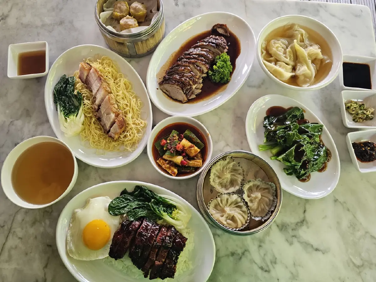 ‘หมูแดง’ นุ่มละมุน ย่างเตาถ่านหอมกรุ่น ณ ‘Roast House & Wok Culture’