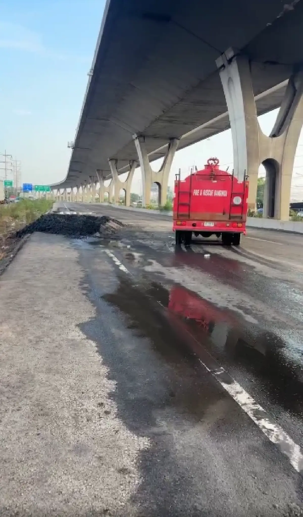 ปิดถนนบางนา-ตราด กม.40 ไฟไหม้รถแบตเตอรี่ลิเธียม เสี่ยงกระทบทางด่วน